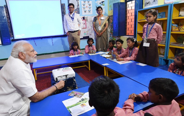 प्राथमिक विद्यालय में बच्चों से बातचीत