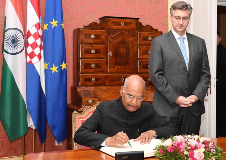 आगंतुक पुस्तिका पर हस्ताक्षर