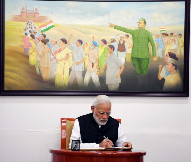 आगंतुक पुस्तिका पर हस्ताक्षर