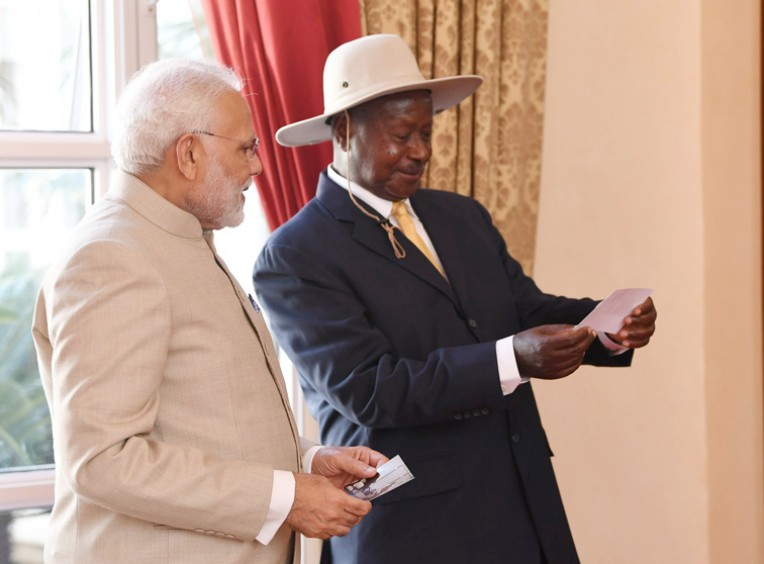 संस्मरणों को साझा करते मोदी व योवेरी