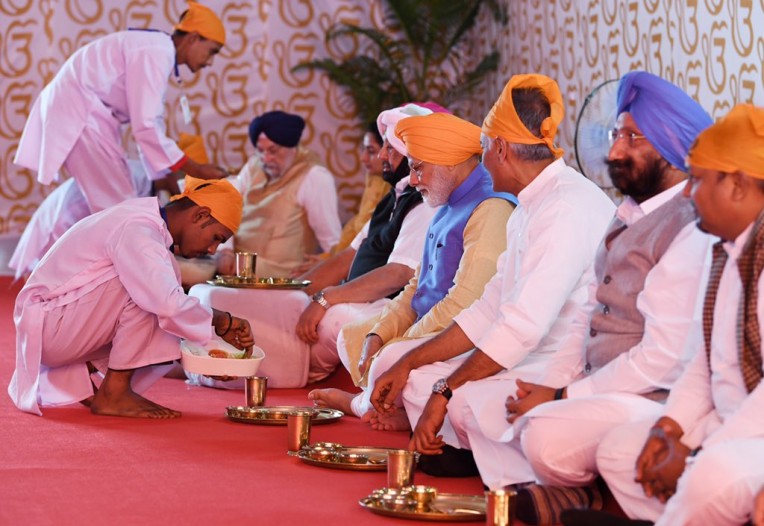 प्रधानमंत्री ने लंगर में भाग लिया