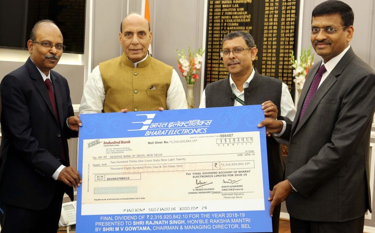 बीईएल ने रक्षामंत्री को लाभांश चेक सौंपा
