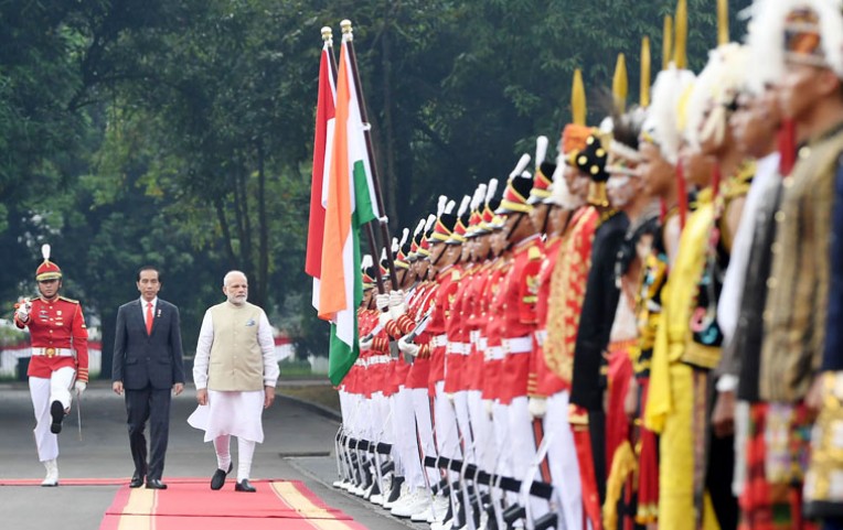 गार्ड ऑफ ऑनर का निरीक्षण करते मोदी