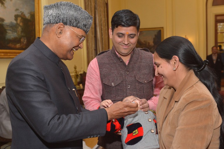 राष्ट्रपति ने बच्चों को पोलियो ड्रॉप पिलाई