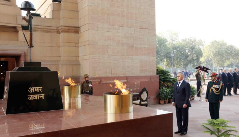 अमर जवान ज्योति पर श्रद्धांजलि