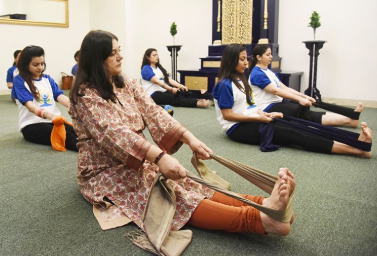 मेनका गांधी ने किया योगा