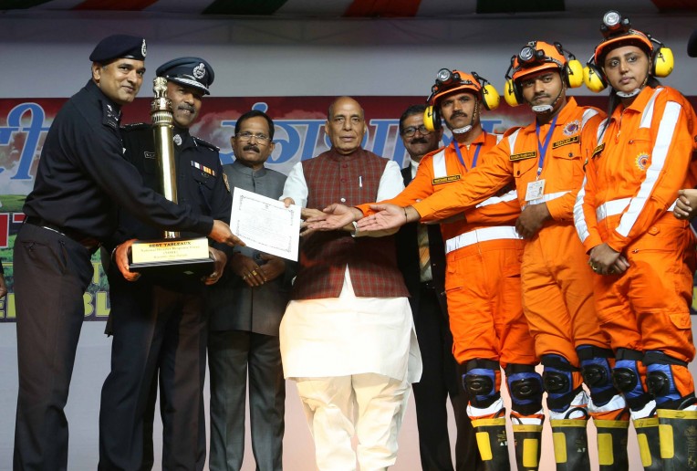 रक्षामंत्री ने दिए पुरस्कार