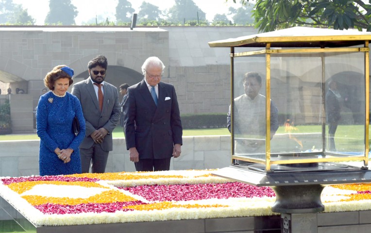 महात्मा गांधी की समाधि पर श्रद्धांजलि