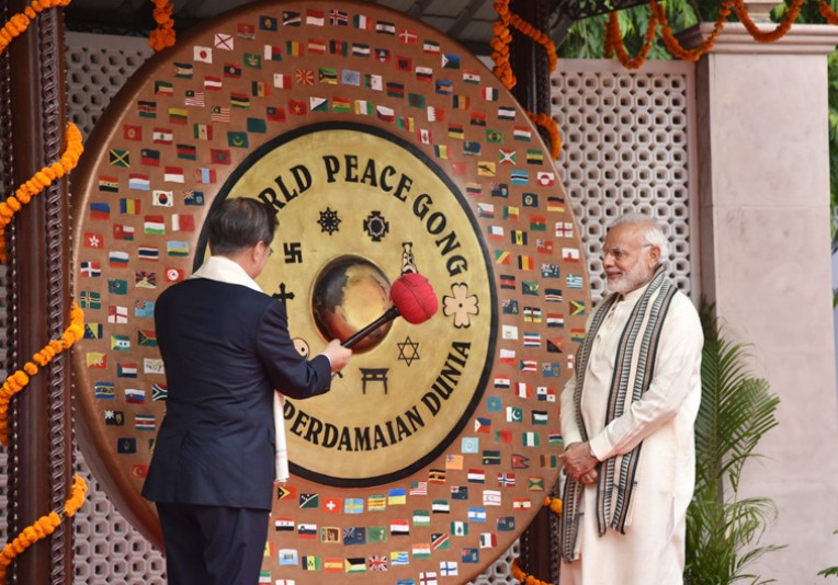 गोंग बजाकर की विश्व शांति की कामना