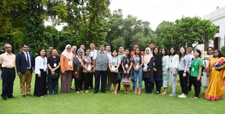 आसियान पत्रकारों से मिले गडकरी