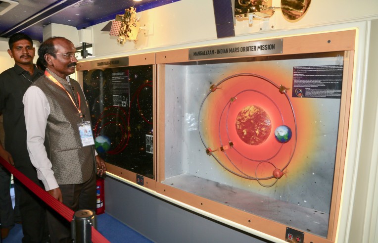 स्पेस ऑन व्हील्स प्रदर्शनी