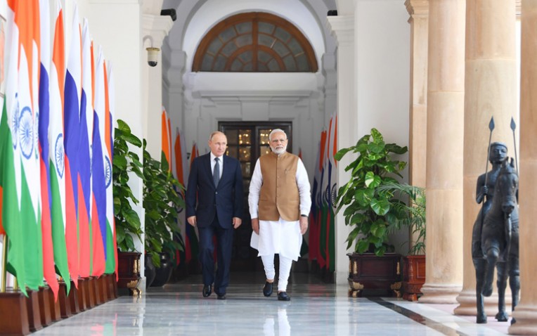 हैदराबाद हाउस में पुतिन से मिले मोदी