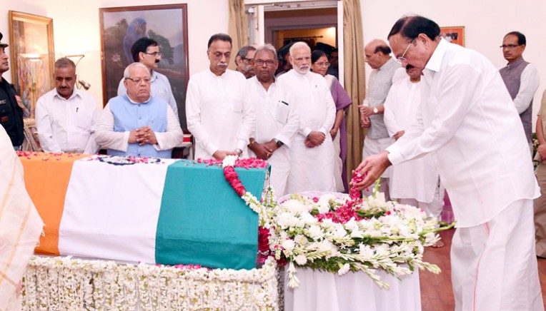 अटलजी को उपराष्‍ट्रपति की पुष्पांजलि