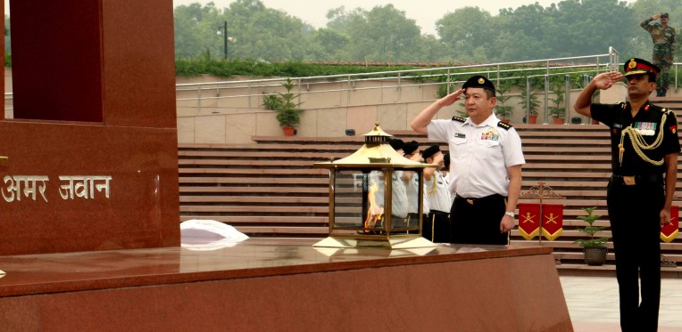 राष्ट्रीय युद्ध स्मारक पर श्रद्धांजलि