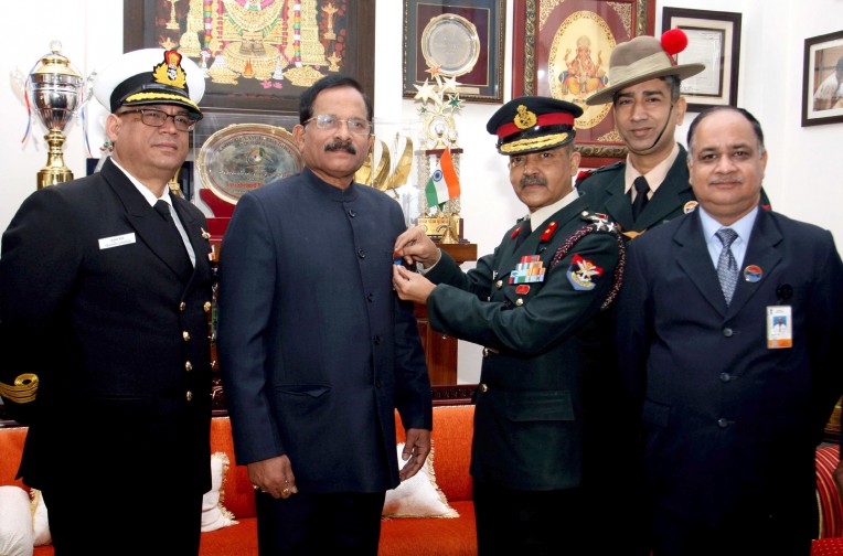 रक्षा राज्यमंत्री को बैज लगाया