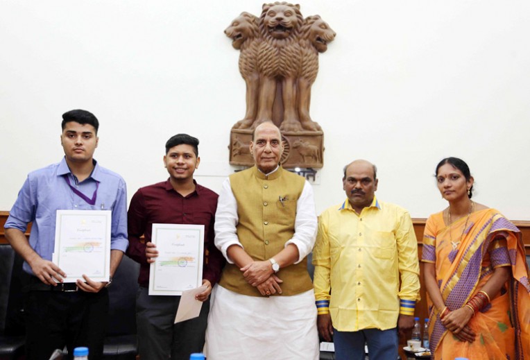 विजेताओं को प्रशस्तिपत्र