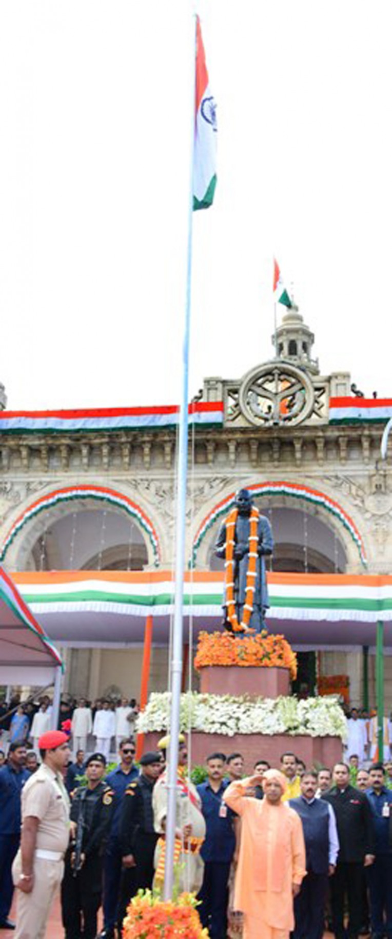 विधानभवन द्वार पर ध्वजारोहण