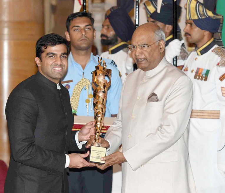 राष्ट्रपति रामनाथ कोविंद ने दिया सम्मान