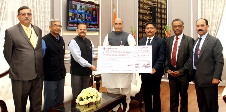 बीडीएल ने रक्षामंत्री को सौंपा लाभांश