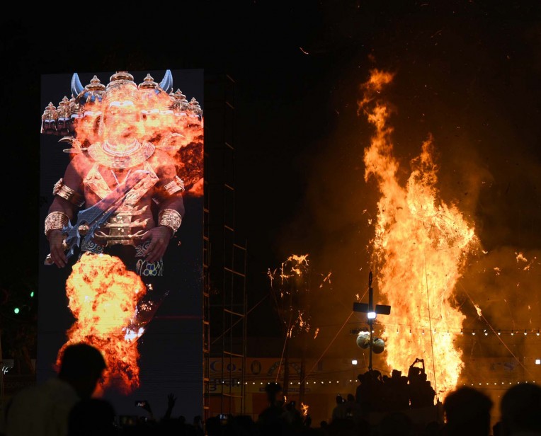 लालकिले में रावण का पुतला फूंका