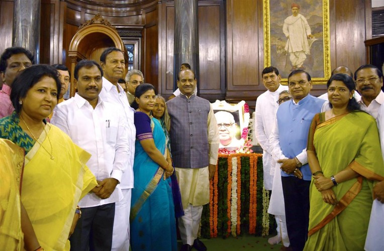 सोमनाथ चटर्जी को श्रद्धांजलि