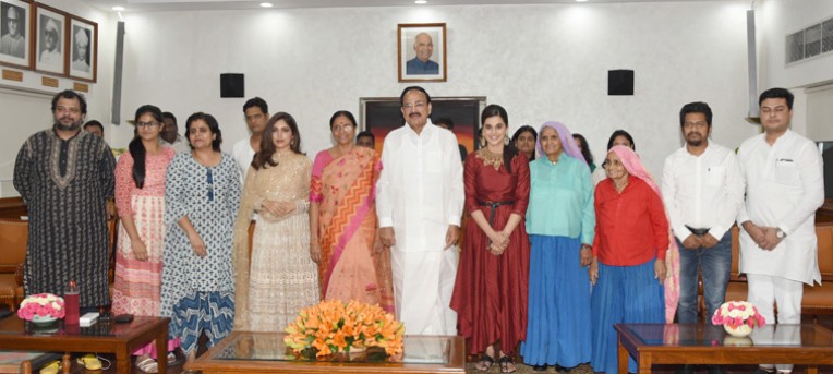 उपराष्ट्रपति ने देखी सांड की आंख