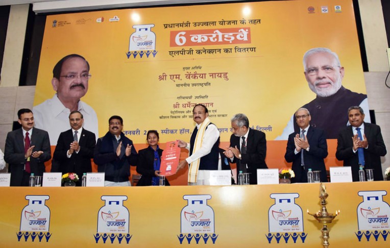 उपराष्ट्रपति दिए एलपीजी गैस कनेक्शन