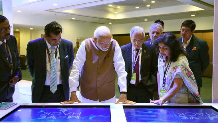 प्रधानमंत्री ने देखी डिजिटल प्रदर्शनी