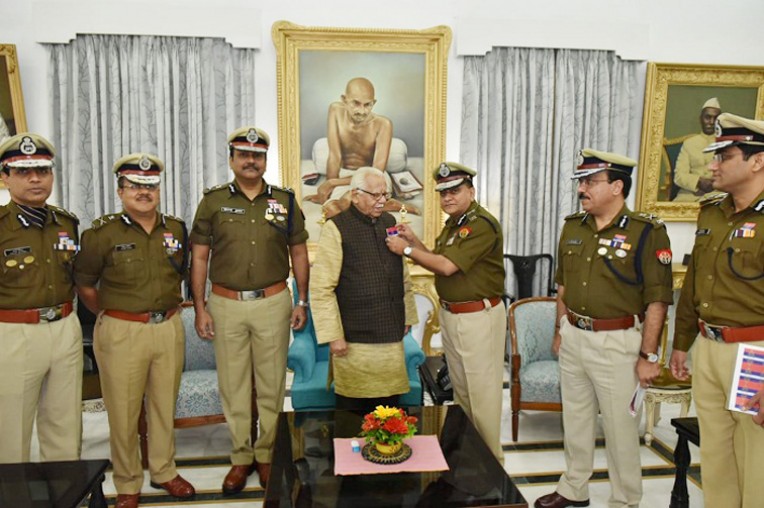 राज्यपाल को पुलिस का झंडा लगाया