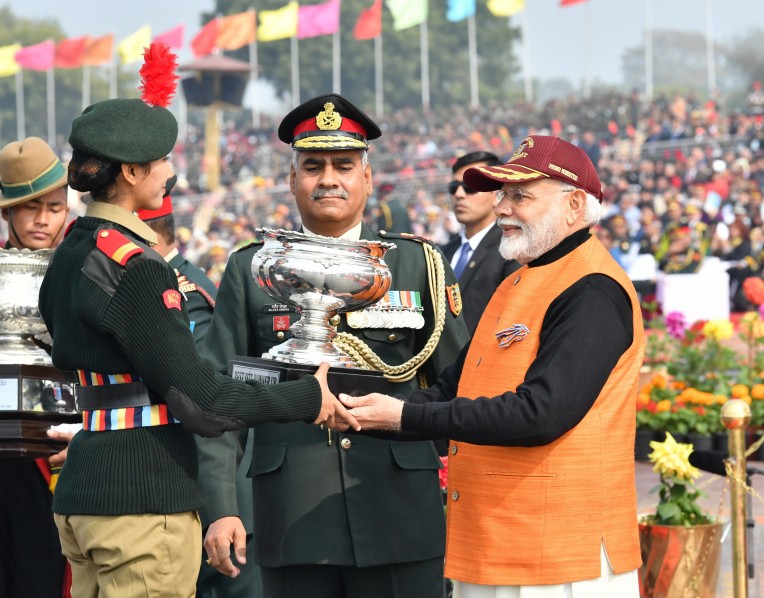 एनसीसी कैडेट्स को ट्रॉफी