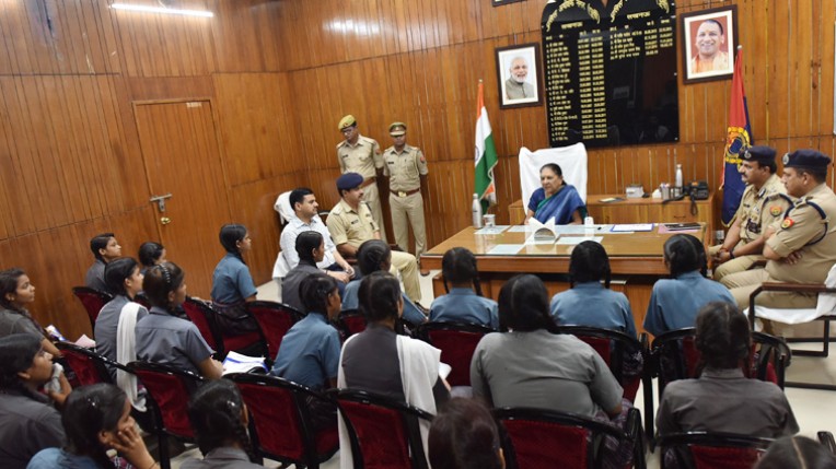 आनंदीबेन का हजरतगंज थाने में भ्रमण