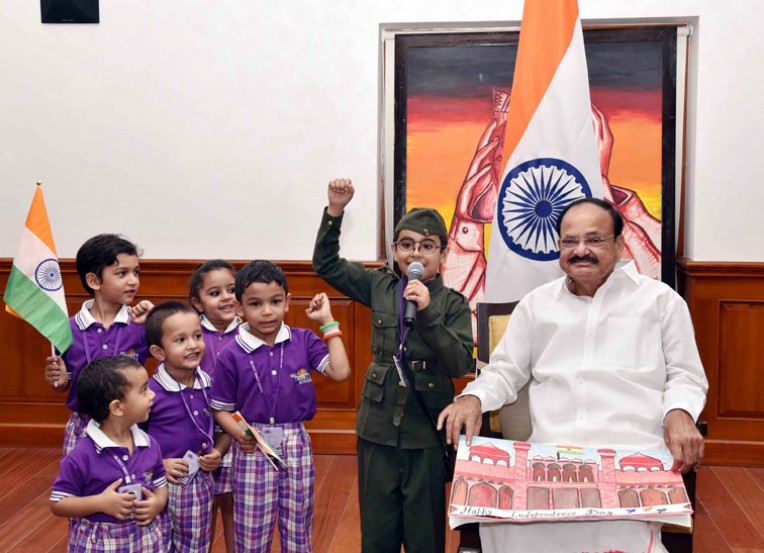 स्वतंत्रता दिवस पर बच्चों से मिले वेंकैया