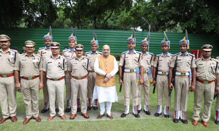 पुलिस जवानों के साथ गृहमंत्री