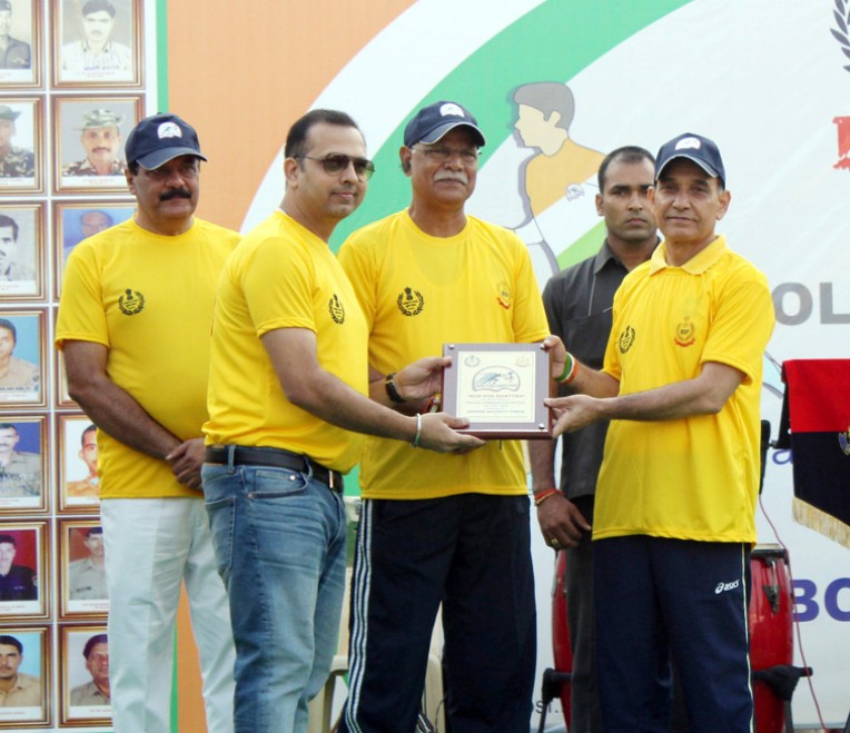 प्रतिभागियों को ट्रॉफी