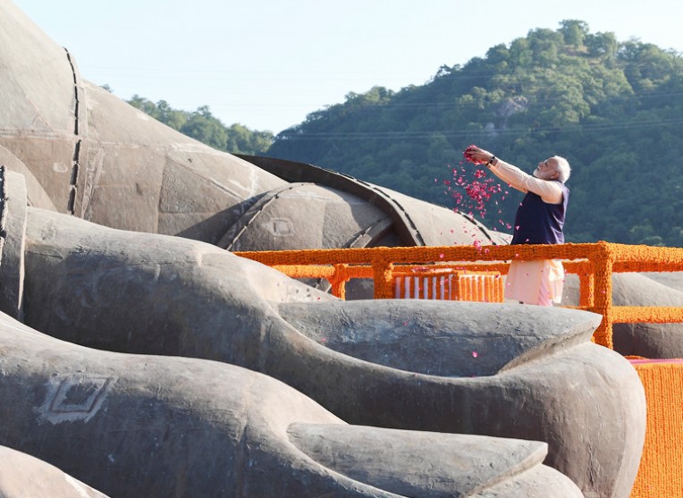 नरेंद्र मोदी की सरदारजी को पुष्पांजलि