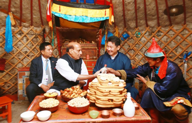 नोमाडिक जनजाति परिवार से मिले गृहमंत्री