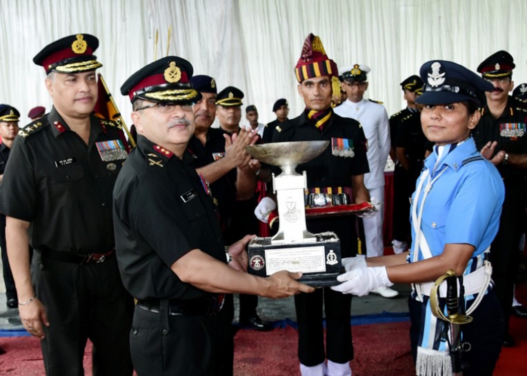 मेजर जनरल से सर्वश्रेष्ठ प्रदर्शन पर सम्मान