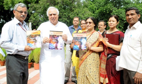 कपिल सिब्बल योजना पत्रिका का विमोचन-Kapil Sibal releasing the Yojana Magazine
